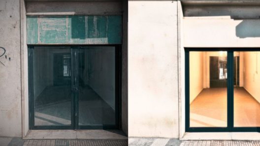 Immagine comparativa che mostra la significativa trasformazione di un negozio: da una facciata esterna sporca e graffitata con interni bui a una facciata pulita, luminosa e accogliente con interni ben illuminati e sbiancati, evidenziando il miglioramento estetico e il potenziale dell'immobile grazie all'intervento AI.