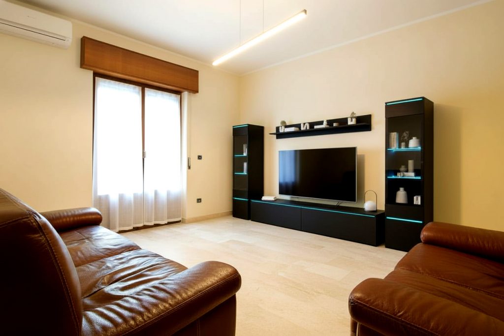 Soggiorno trasformato con virtual home staging avanzato, libreria sostituita da mobile moderno realmente esistente.