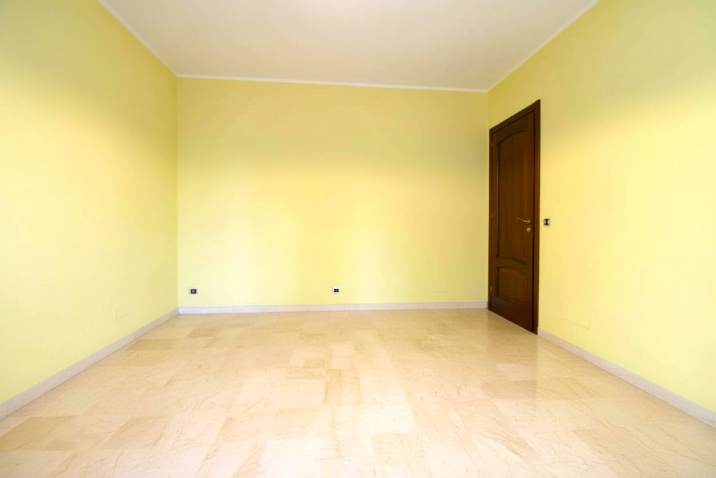 Stanza svuotata virtualmente con intelligenza artificiale, pronta per valorizzare lo spazio.