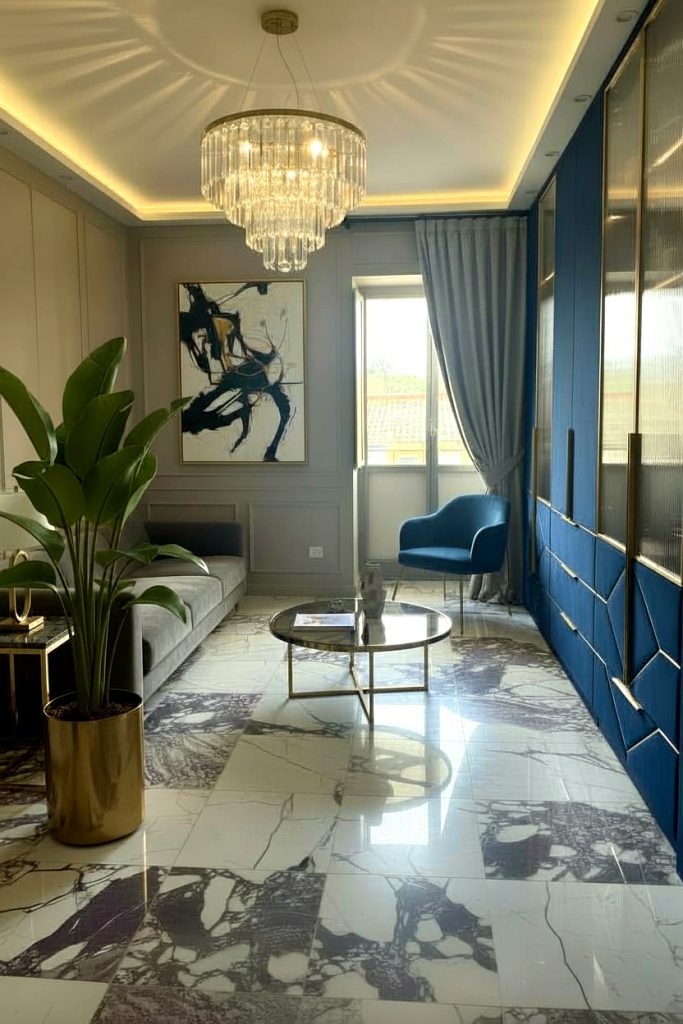 Stanza moderna di lusso con pavimento in marmo lucido, pareti decorate, elegante lampadario di cristallo, tende a tutta altezza, poltrona di design, tavolino, pianta decorativa e armadio a muro integrato.